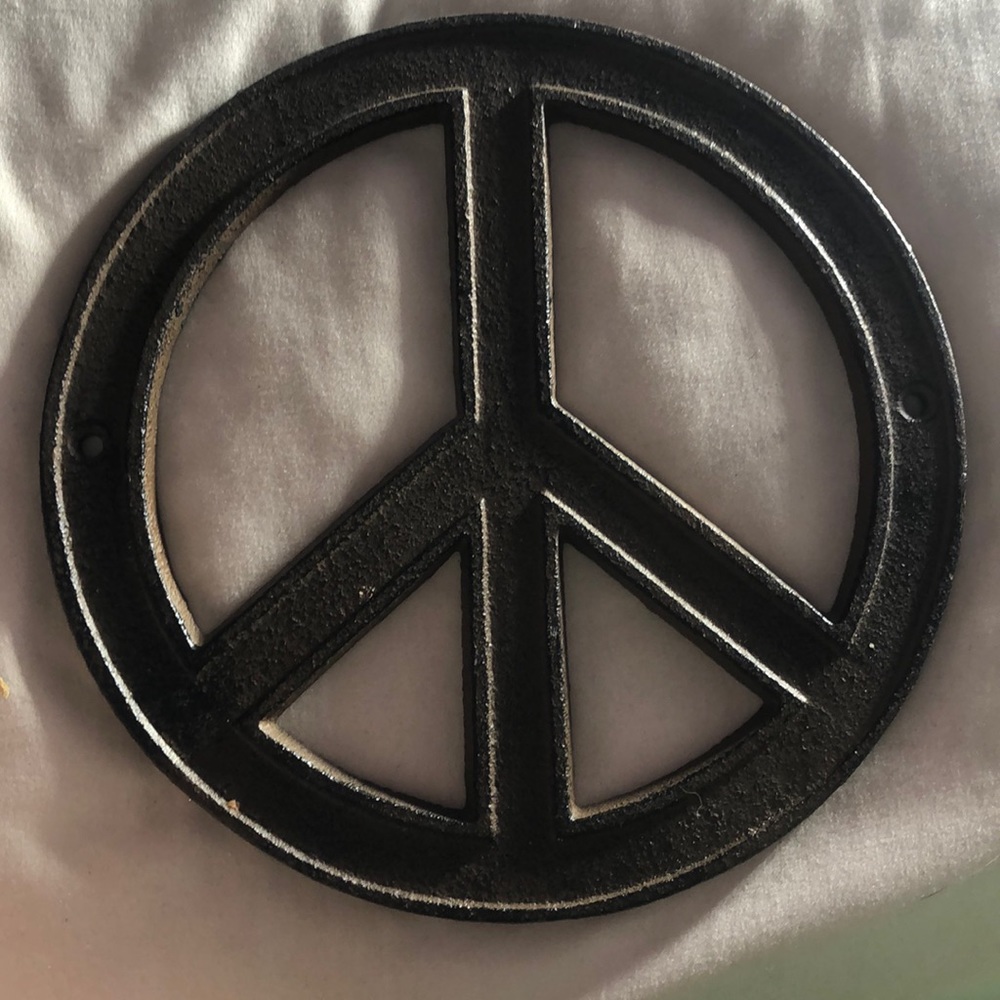 Horseshoe peace sign